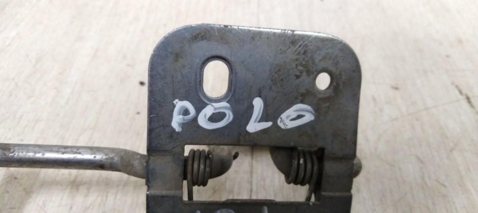 Крюк замка капота Volkswagen Polo oem 6ru823186