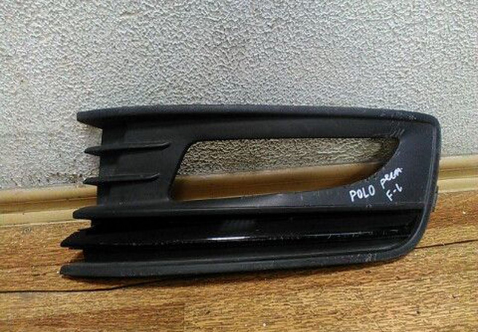 Решетка ПТФ левая Volkswagen Polo рестайл потертости oem 6ru853665