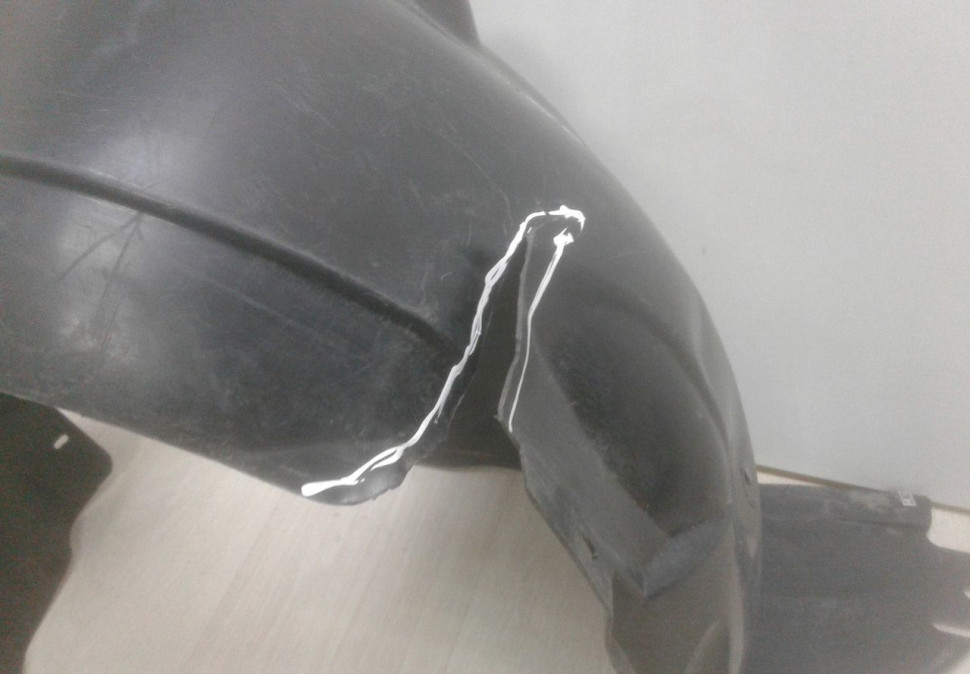 Подкрылок передний левый Volkswagen Polo oem 6RU809961 (трещина)