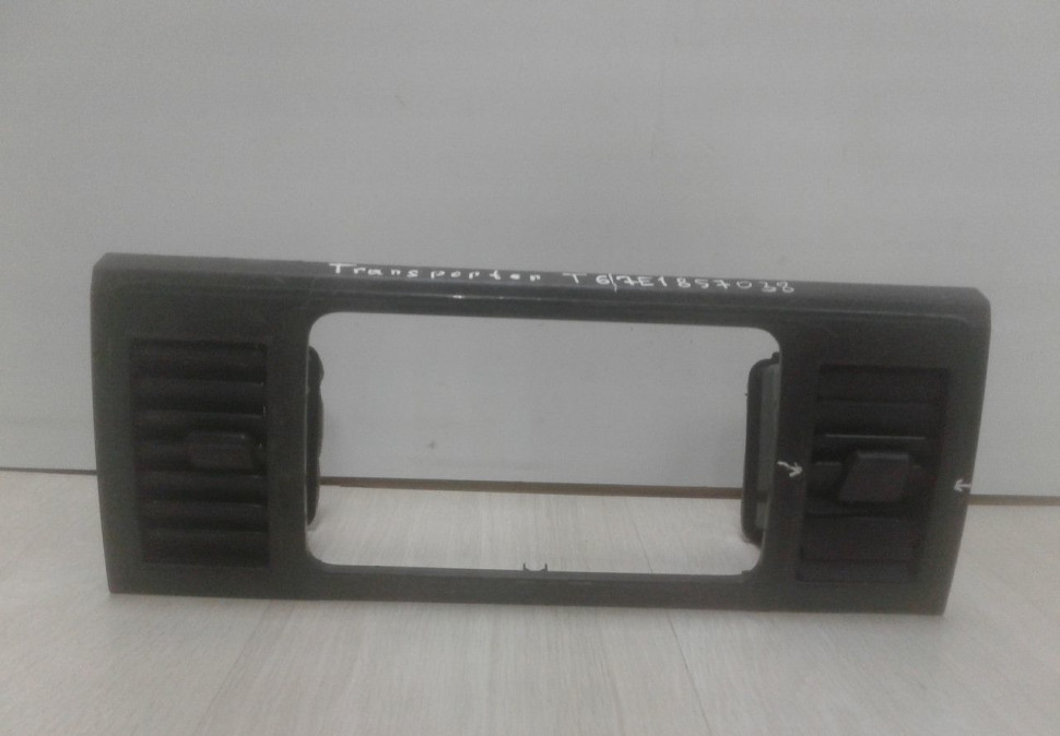 Рамка навигации Volkswagen Transporter T6 oem 7e1857038 (мал.деф.)