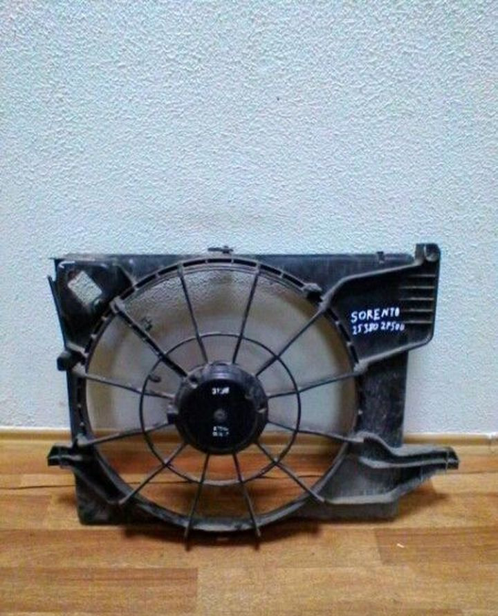 Диффузор Киа Sorento OEM 253802P500 сломано одно крепление