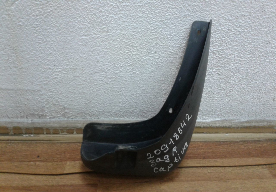 Брызговик задний правый Chevrolet Captiva C100 oem 20918642