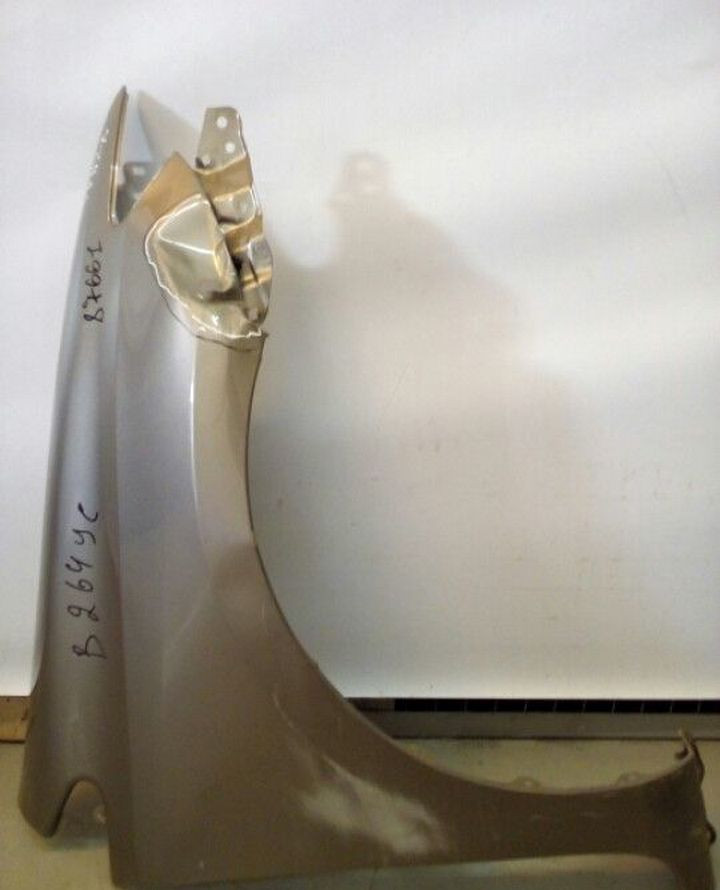 Крыло переднее правое Toyota Venza (залом) (скл 3)