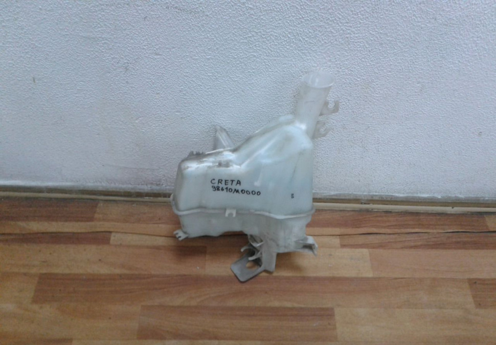 Бачок омывателя Hyundai Creta oem 98610m000 (вмятина)