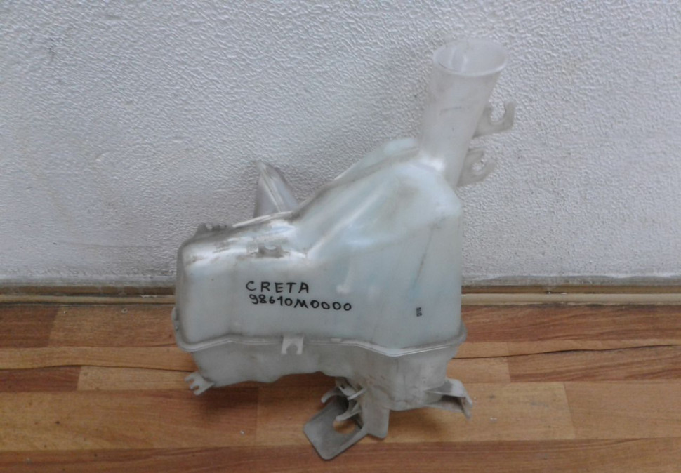 Бачок омывателя Hyundai Creta oem 98610m000 (вмятина) Бачок омывателя Hyundai Creta oem 98610m000 (вмятина)