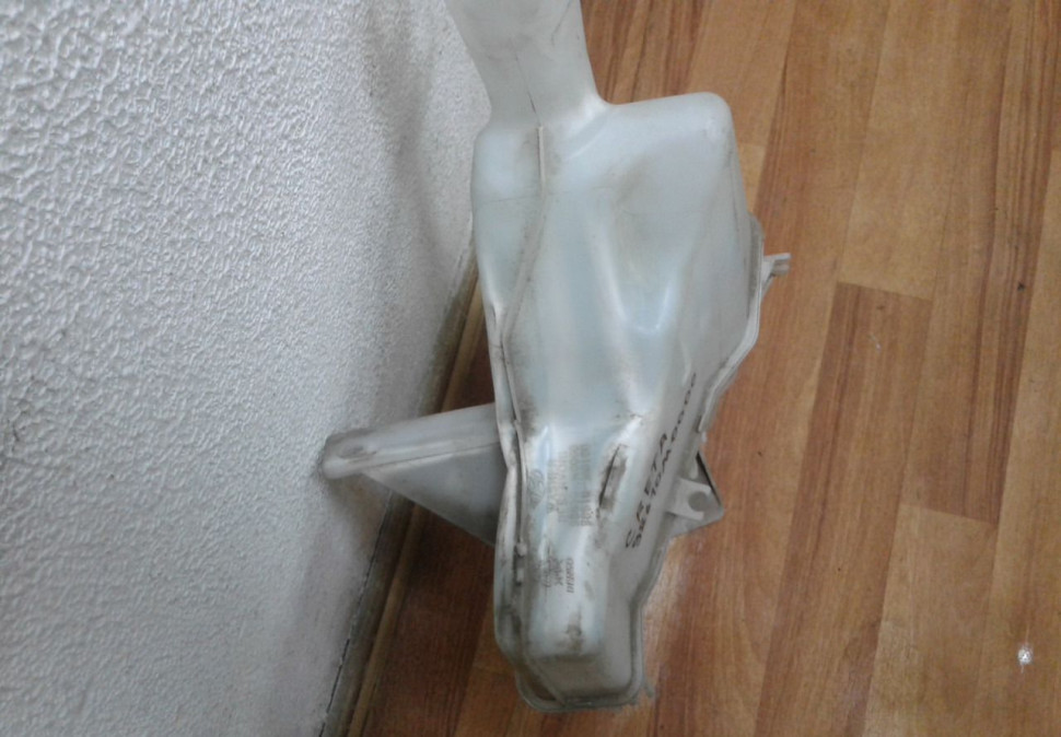 Бачок омывателя Hyundai Creta oem 98610m000 (вмятина) Бачок омывателя Hyundai Creta oem 98610m000 (вмятина)