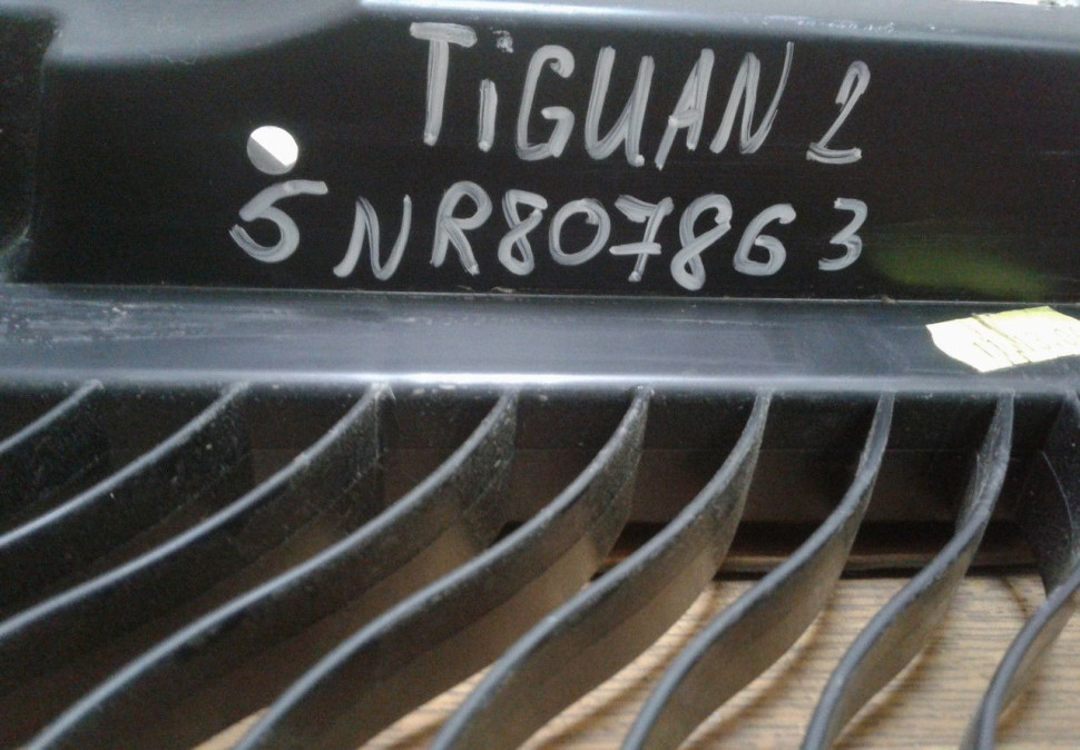 Крепление заднего бампера Volkswagen Tiguan 2 oem 5nr807863 (трещина)