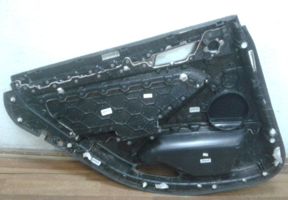 Обивка двери задней правой Hyundai Genesis 2 oem 83306B10103RR (дефект) (скл-3)