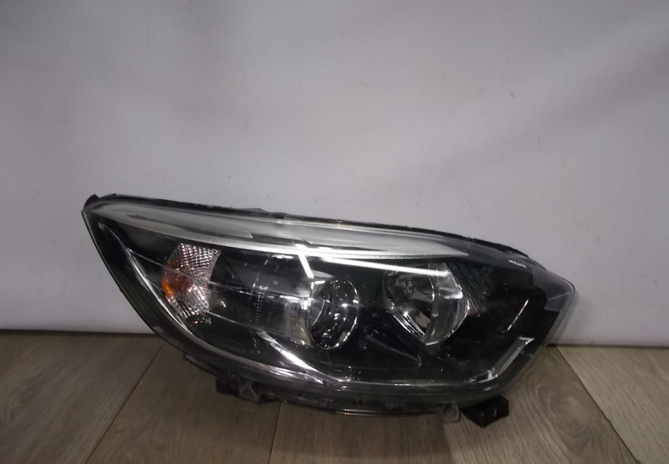 Фара правая бу Renault Kaptur OEM 260108765R