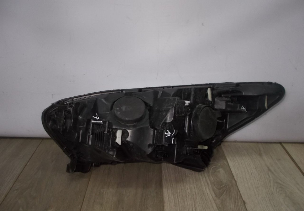 Фара правая бу Renault Kaptur OEM 260108765R