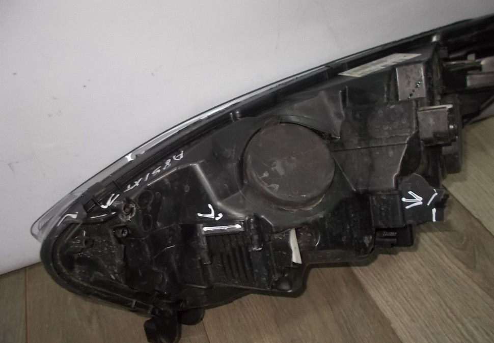 Фара правая бу Renault Kaptur OEM 260108765R