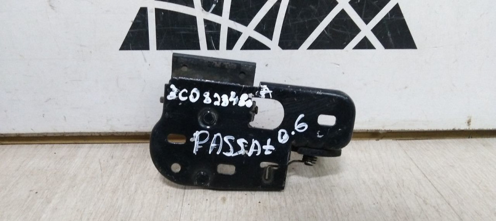 Крюк замка капота Volkswagen Passat B6 oem 3C0823480A