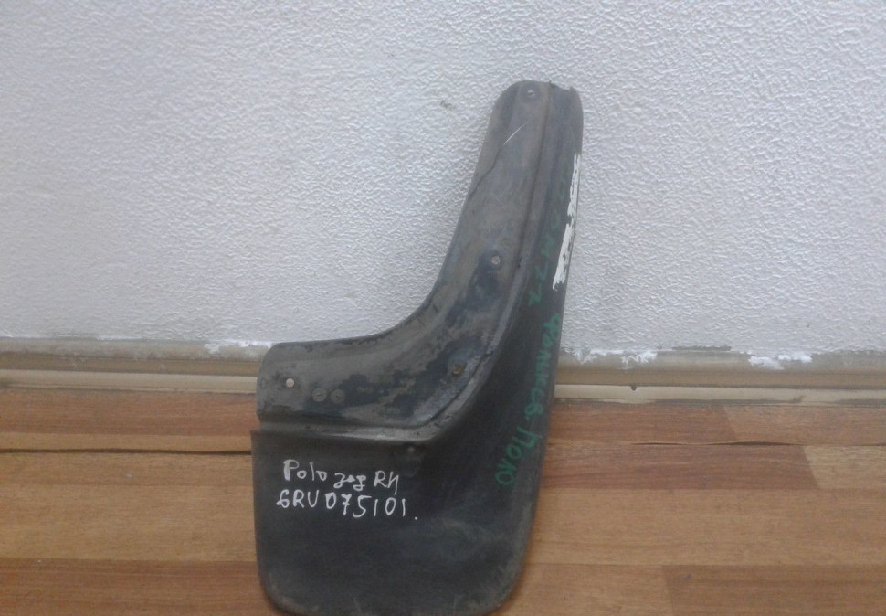 Брызговик задний правый Volkswagen Polo 09- Oem 6RU075101