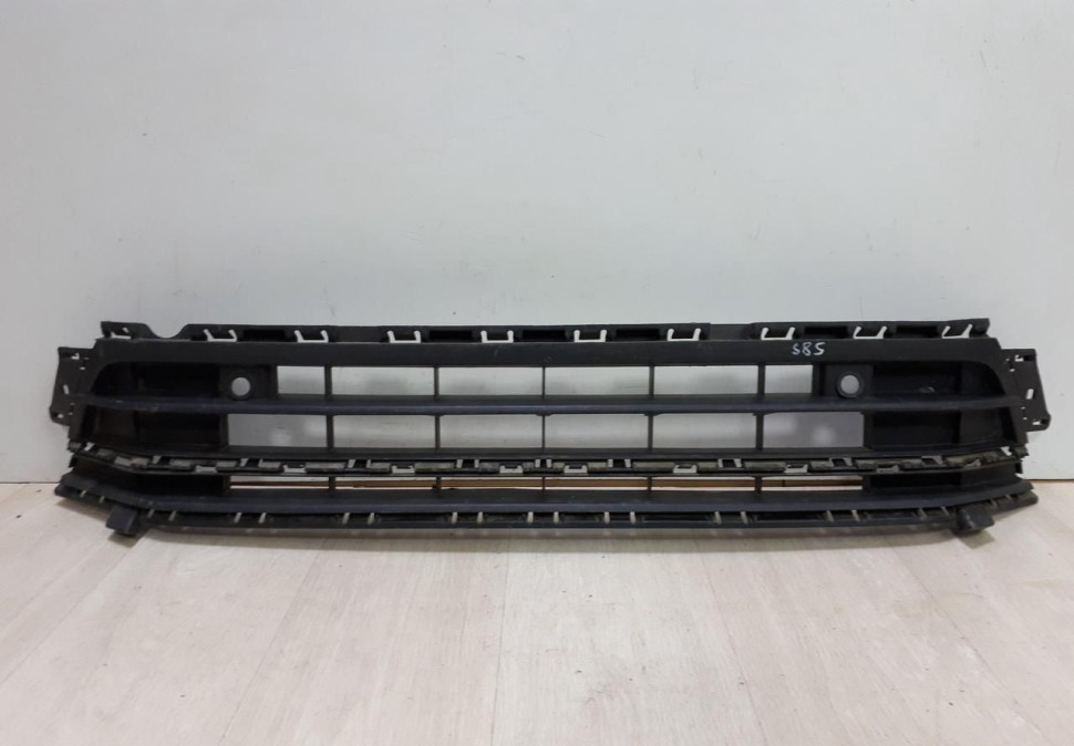 Решетка в бампер Jetta 6 5cu853677b