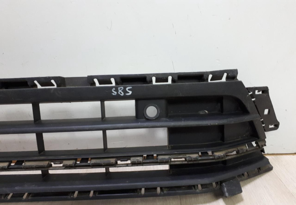 Решетка в бампер Jetta 6 5cu853677b Решетка в бампер Jetta 6 5cu853677b