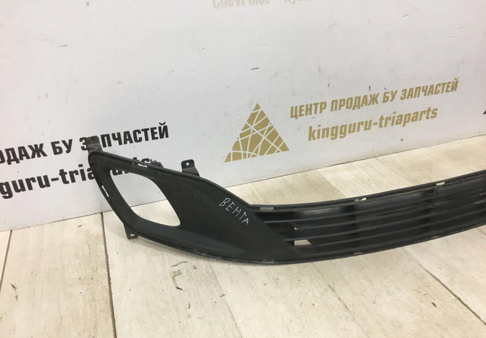 Решетка бампера Центральная Kia Venga 2009 oem 865611P000