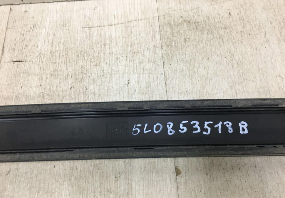 Молдинг двери передний правый Skoda Yeti OEM 5L0853518B Молдинг двери передний правый Skoda Yeti OEM 5L0853518B