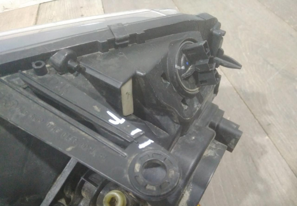 Фара правая бу Renault Duster рестайлинг OEM 260107307R