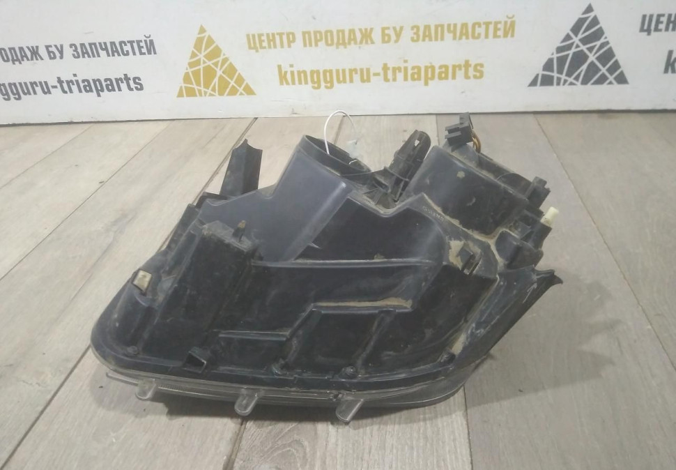 Фара правая бу Renault Duster рестайлинг OEM 260107307R