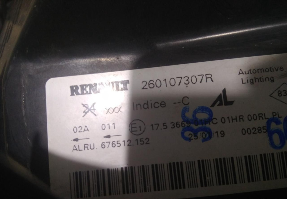 Фара правая бу Renault Duster рестайлинг OEM 260107307R