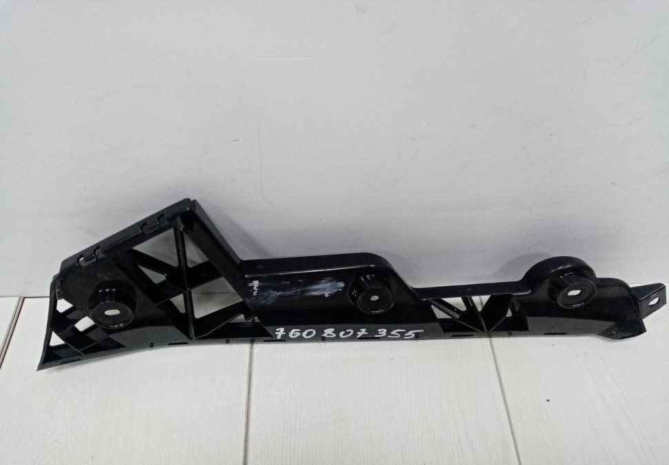 Кронштейн заднего бампера левый Volkswagen Touareg  3 oem 760807355
