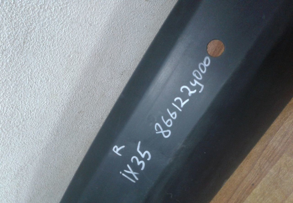 Спойлер заднего бампера Hyundai ix35 oem 866122y000