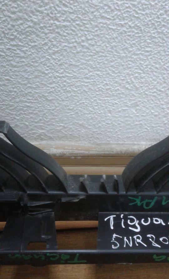 Кронштейн заднего бампера Volkswagen Tiguan 2 oem 5nr807863