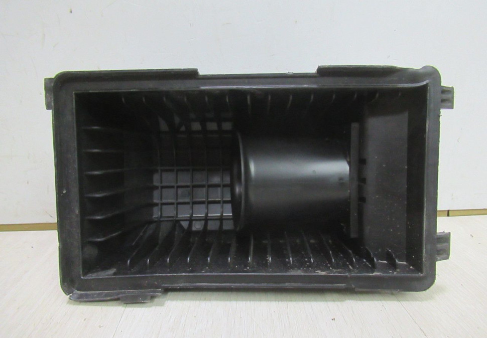 Крышка корпуса воздушнего фильтра Hyundai Solaris 2 oem  28110H8100 (слом.1крепл)