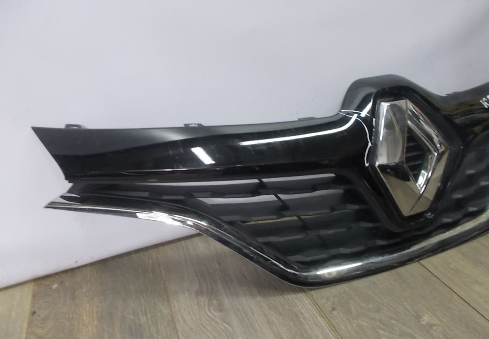 Решетка радиатора бу Renault Kaptur OEM 623103985R