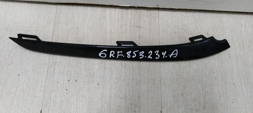 Молдинг бампера правый Volkswagen Polo 2015>2020 oem 6RF853234A Молдинг бампера правый Volkswagen Polo 2015>2020 oem 6RF853234A