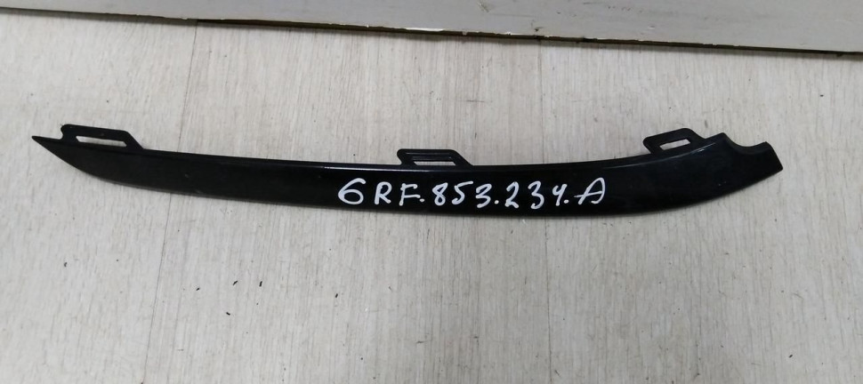 Молдинг бампера правый Volkswagen Polo 2015>2020 oem 6RF853234A Молдинг бампера правый Volkswagen Polo 2015>2020 oem 6RF853234A