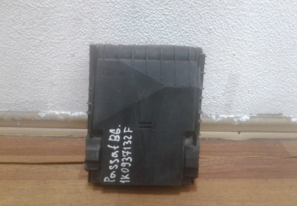Крышка блока предохранителей Volkswagen Passat B6 oem 1K0937132F