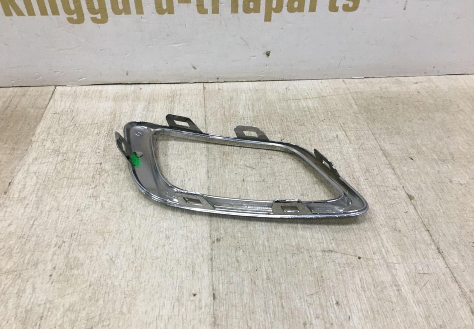 Молдинг переднего бампера правый Renault Sandero Stepway 2 рестайлинг OEM 261A25604R Молдинг переднего бампера правый Renault Sandero Stepway 2 рестайлинг OEM 261A25604R