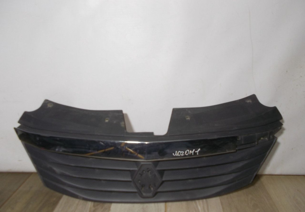 Решетка радиатора бу Renault Logan 1 рестайлинг OEM 8200752748