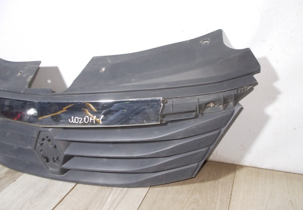 Решетка радиатора бу Renault Logan 1 рестайлинг OEM 8200752748 Решетка радиатора бу Renault Logan 1 рестайлинг OEM 8200752748