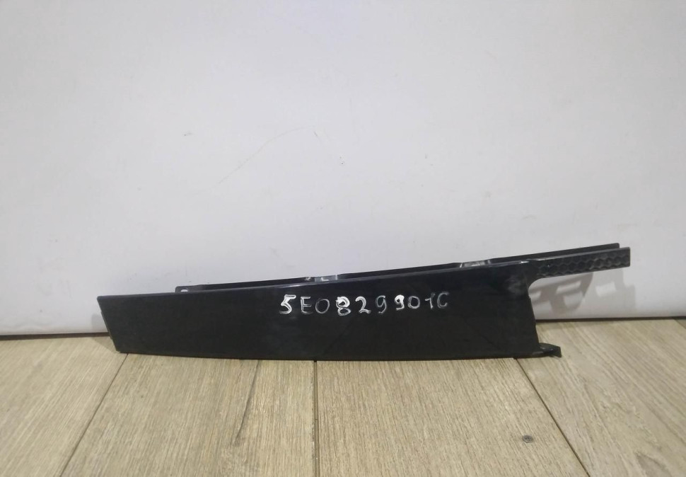 Накладка двери задняя левая бу Skoda Octavia A7 OEM 5E0839901C