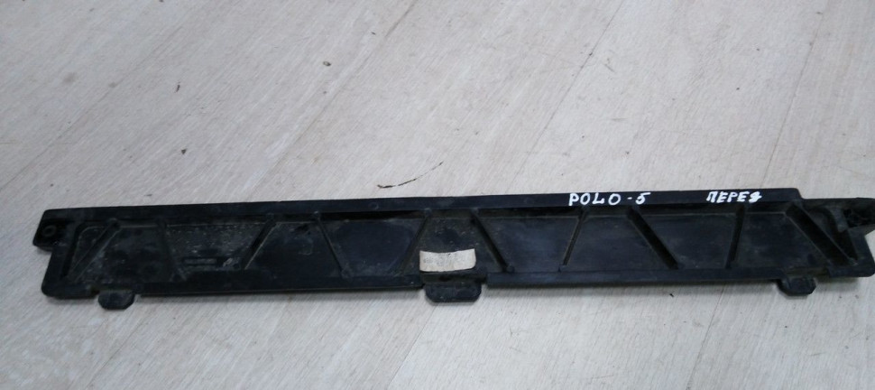 Кронштейн передней панели Volkswagen Polo 5 09-20 oem 6RU806249