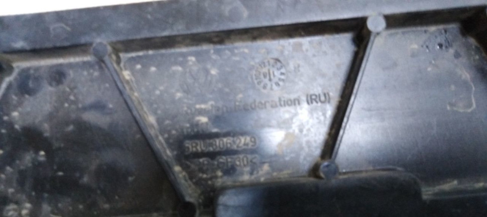 Кронштейн передней панели Volkswagen Polo 5 09-20 oem 6RU806249