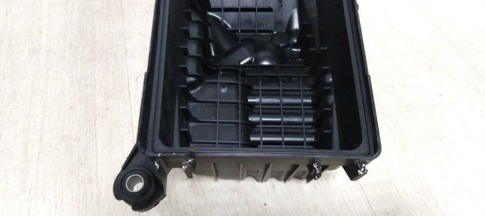 Корпус воздушного фильтра нижний Hyundai Solaris 2 oem 28112h8100