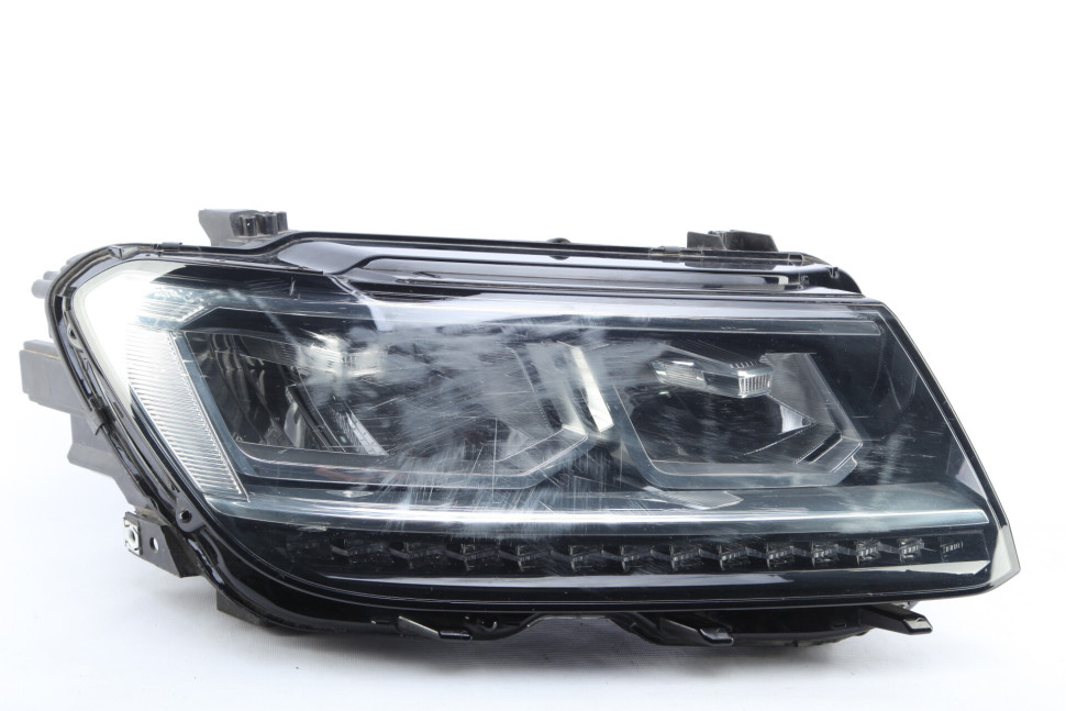 Фара правая LED Volkswagen Tiguan 2 дорестайлинг 2016-2020 OEM 5NB941036E
