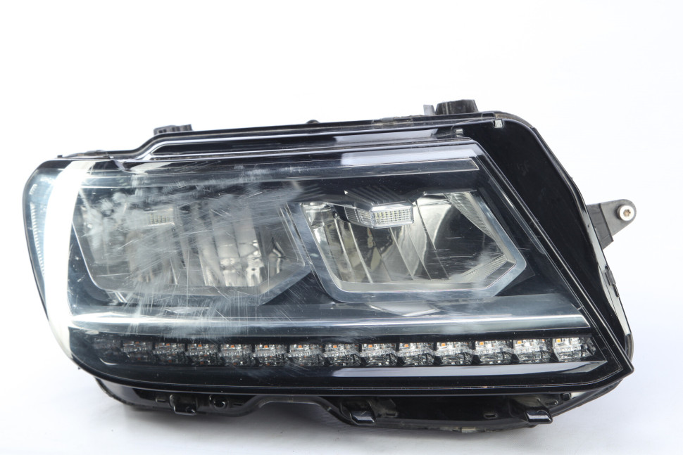 Фара правая LED Volkswagen Tiguan 2 дорестайлинг 2016-2020 OEM 5NB941036E