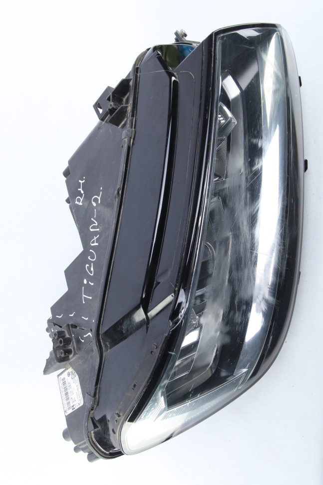 Фара правая LED Volkswagen Tiguan 2 дорестайлинг 2016-2020 OEM 5NB941036E