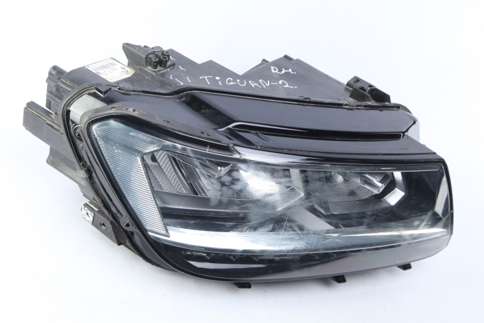 Фара правая LED Volkswagen Tiguan 2 дорестайлинг 2016-2020 OEM 5NB941036E