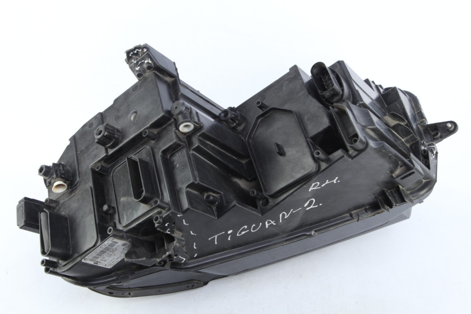 Фара правая LED Volkswagen Tiguan 2 дорестайлинг 2016-2020 OEM 5NB941036E