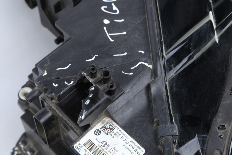 Фара правая LED Volkswagen Tiguan 2 дорестайлинг 2016-2020 OEM 5NB941036E