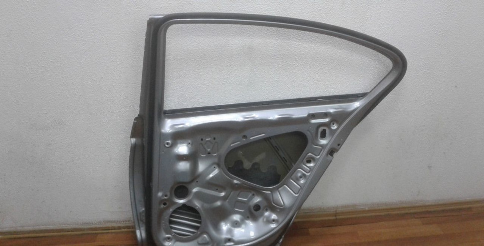 Дверь задняя правая Volkswagen Passat B8 oem 3G5833056AC (вмятина)