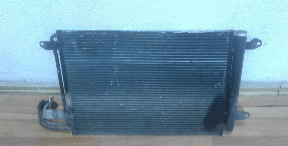 Радиатор кондиционера Volkswagen Golf 5 oem 1k0820411aj Радиатор кондиционера Volkswagen Golf 5 oem 1k0820411aj