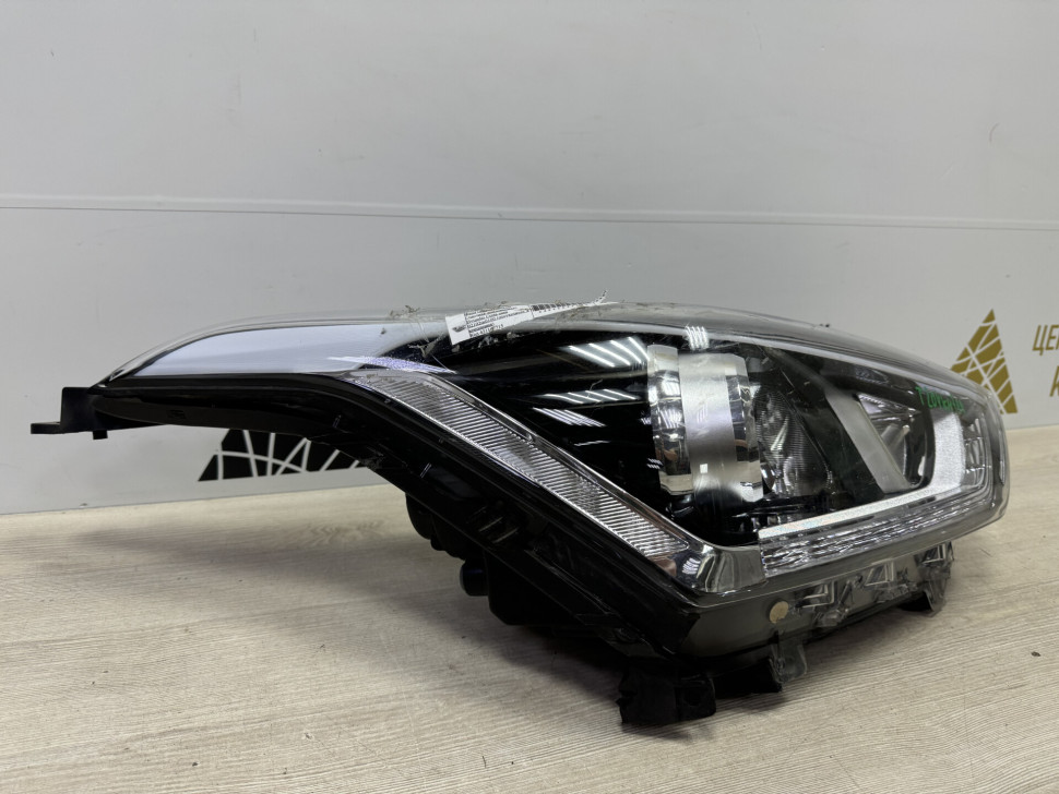 Фара правая Hyundai Creta 1 GSr OEM 92102M0100