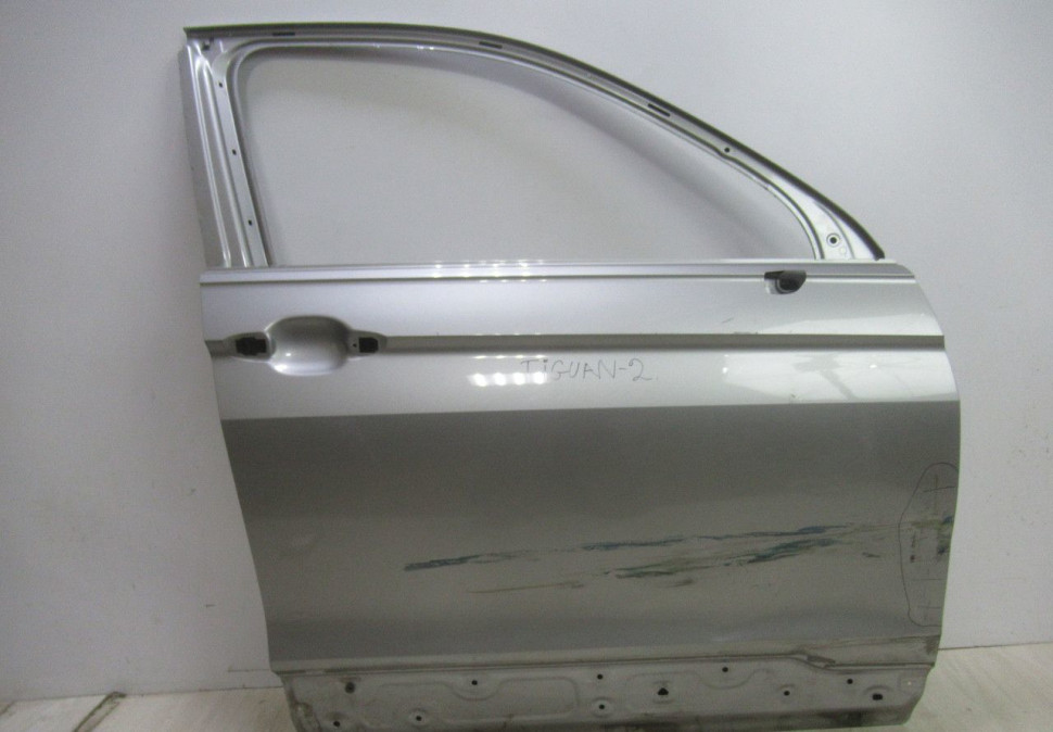 Дверь передняя правая Volkswagen Tiguan 2 oem 5na831312c (вмятина)