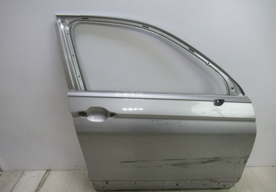 Дверь передняя правая Volkswagen Tiguan 2 oem 5na831312c (вмятина)